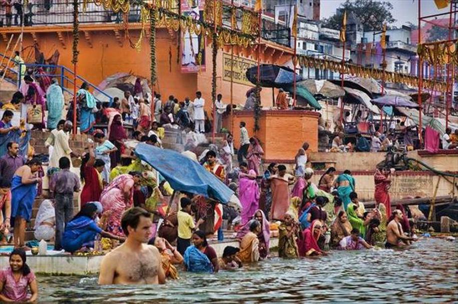 La tradizionale abluzione nel Gange.
